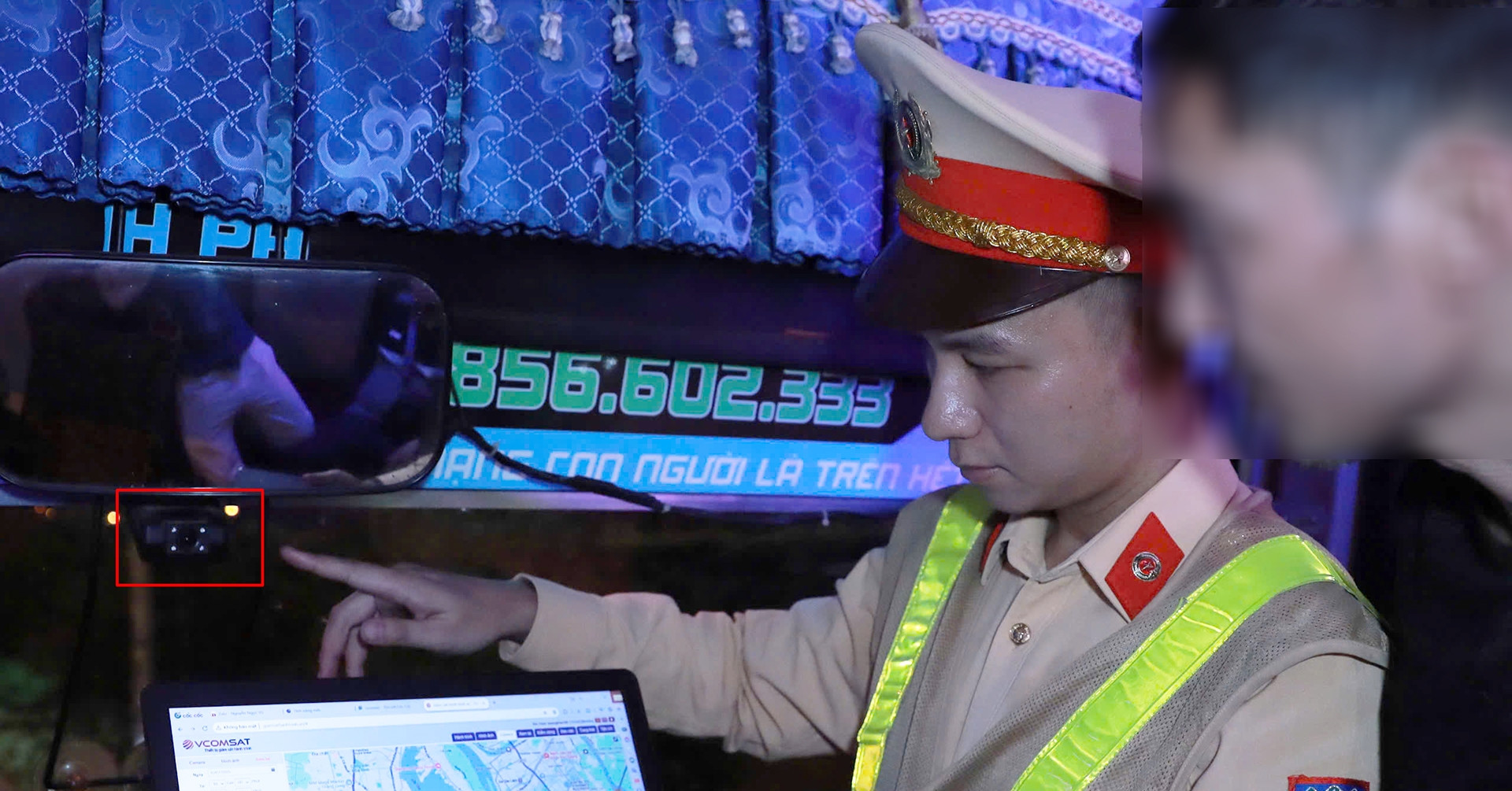 CSGT bật máy kiểm tra ‘thứ không biết nói dối’, tài xế chỉ biết gật đầu nhận lỗi