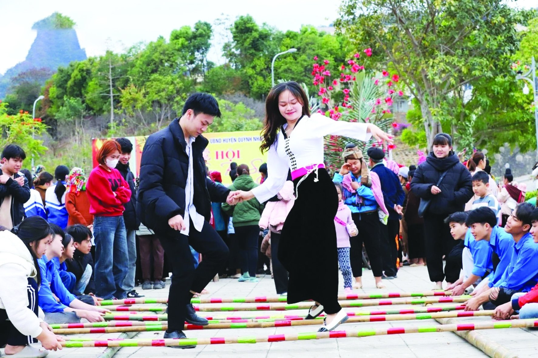 Du khách tham gia nhảy sạp khi đến Quỳnh Nhai..jpg