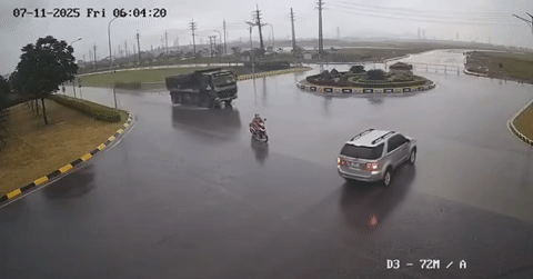 Dừng xe đột ngột giữa đường, ô tô SUV bị xe tải húc văng