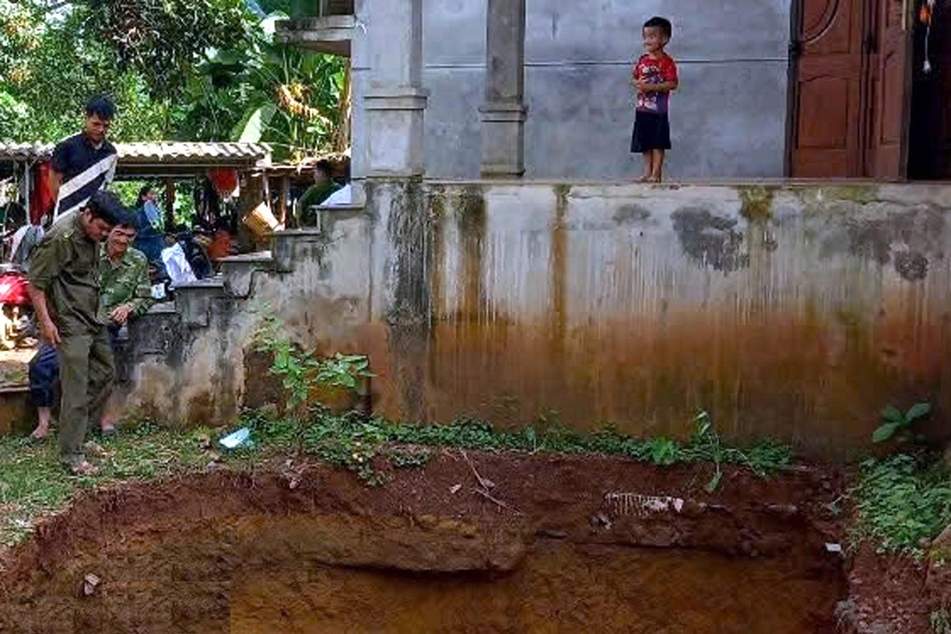 Gia đình 5 người ở Phú Thọ gặp cảnh đáng sợ trước cửa nhà