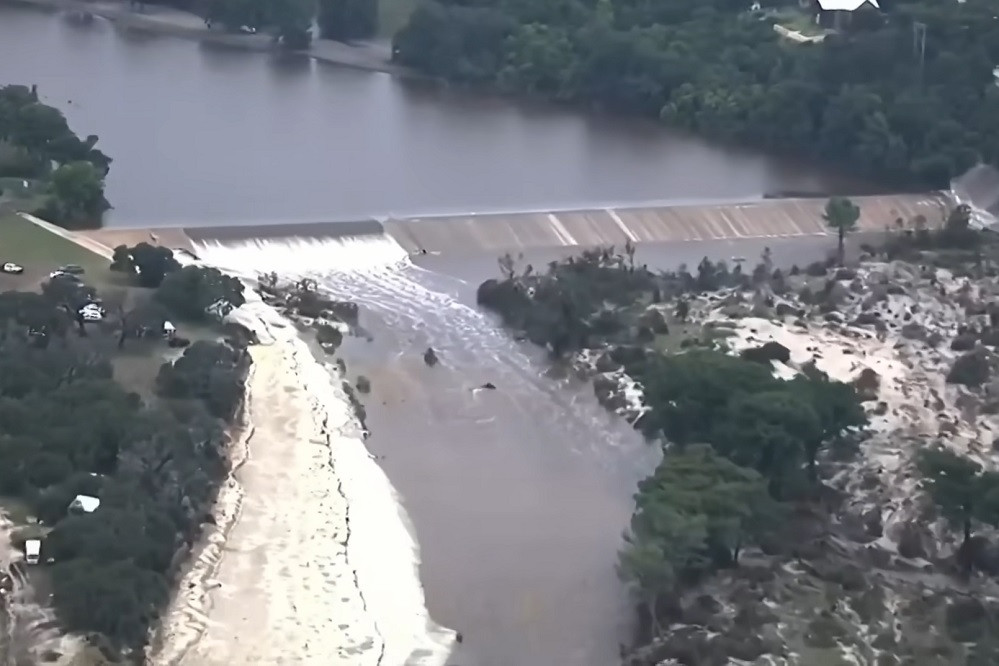 Giới chuyên gia Mỹ bác tin đồn gieo mưa nhân tạo gây thảm họa lũ lụt ở Texas