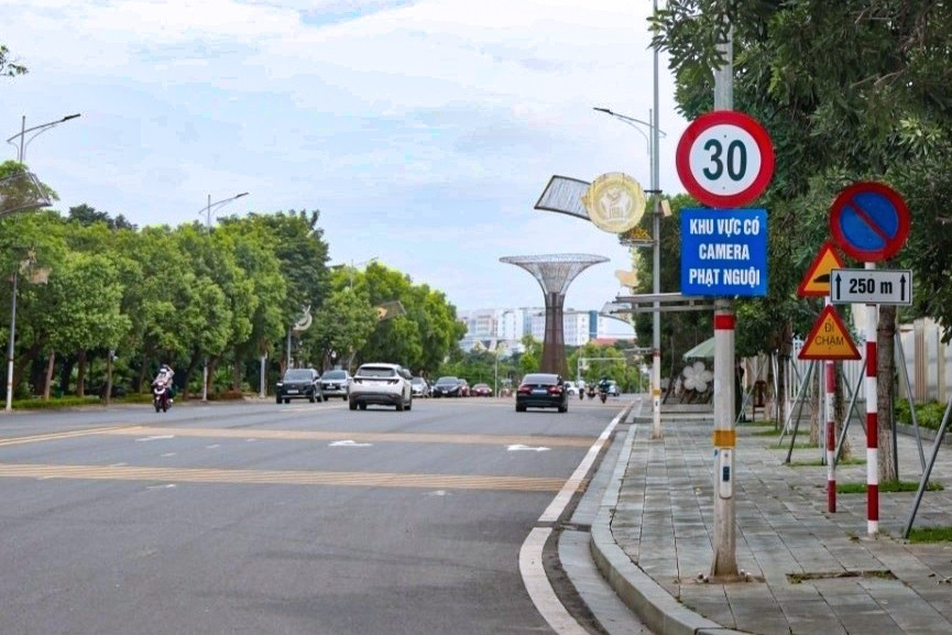 Cận cảnh đoạn đường rộng 35m bị giới hạn 30km/h khiến tài xế bất ngờ