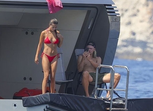 haaland ban gai backgrid 2.jpg