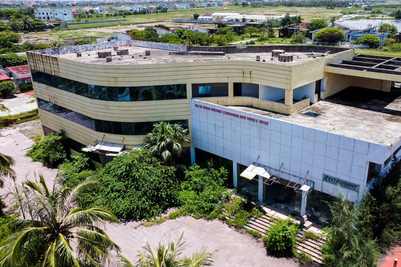 Khu nghỉ dưỡng Quất Lâm đìu hiu, biệt thự ở dự án 500 tỷ đồng ‘trơ xương’ cùng mưa nắng