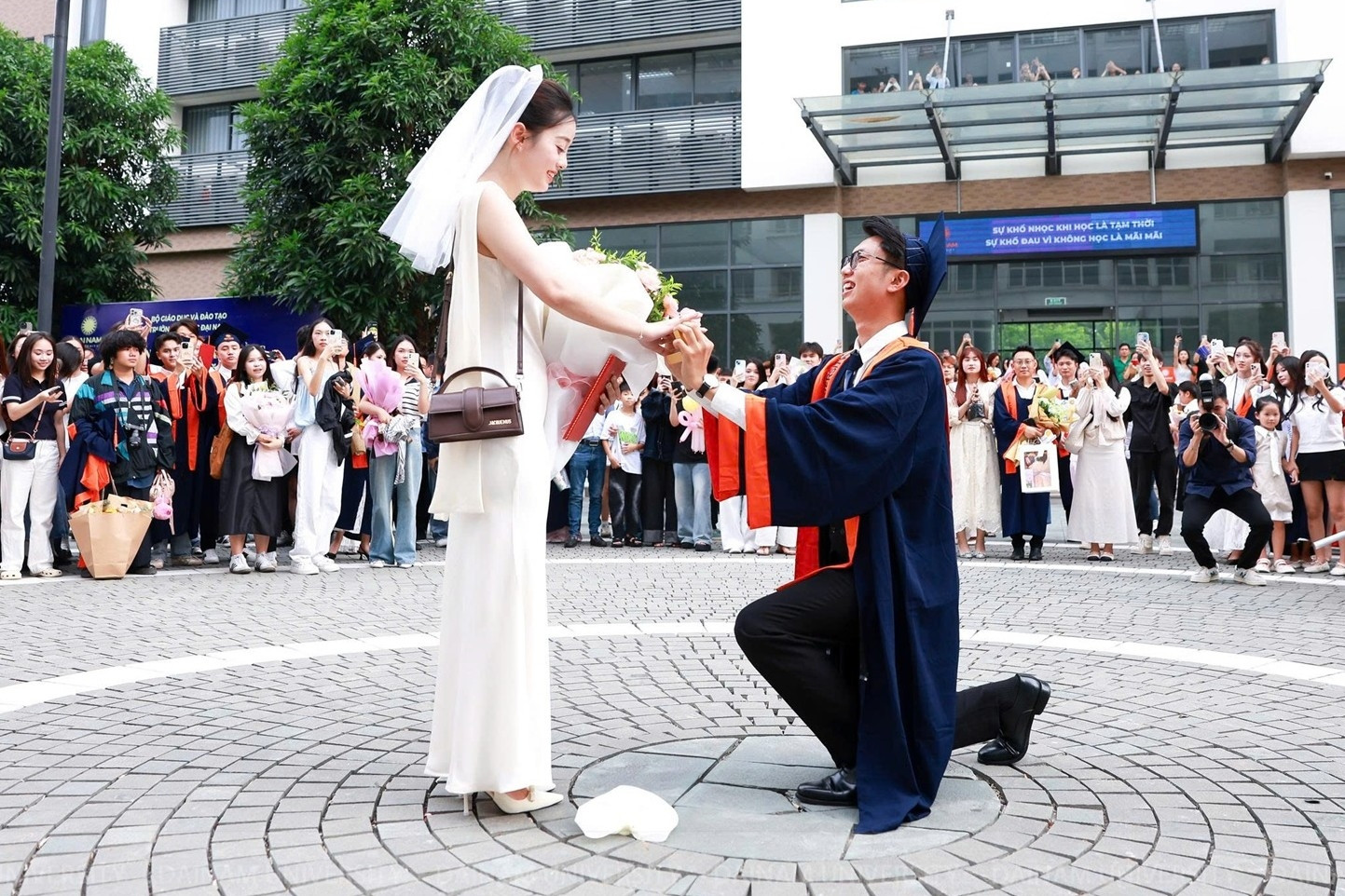 Màn cầu hôn gây sốt của nam sinh ngay trong ngày tốt nghiệp đại học