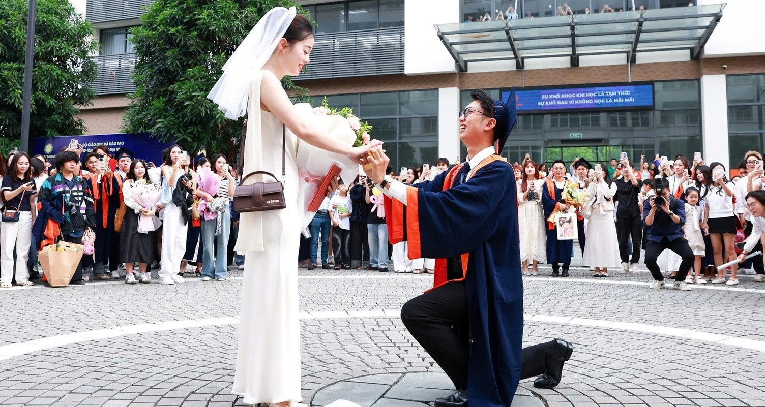 Màn cầu hôn gây sốt của nam sinh ngay trong ngày tốt nghiệp đại học