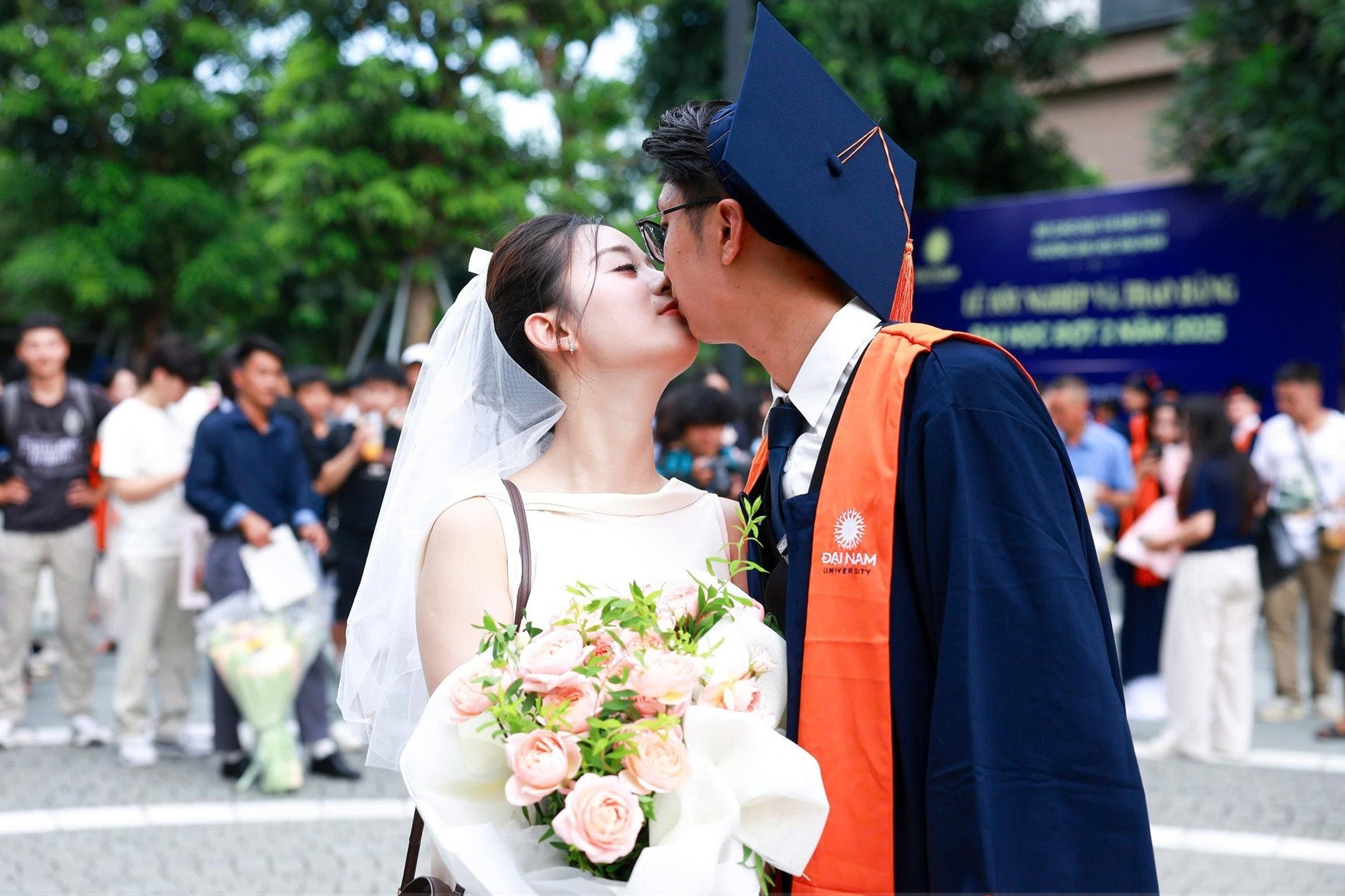 Màn cầu hôn gây sốt của nam sinh ngay trong ngày tốt nghiệp đại học