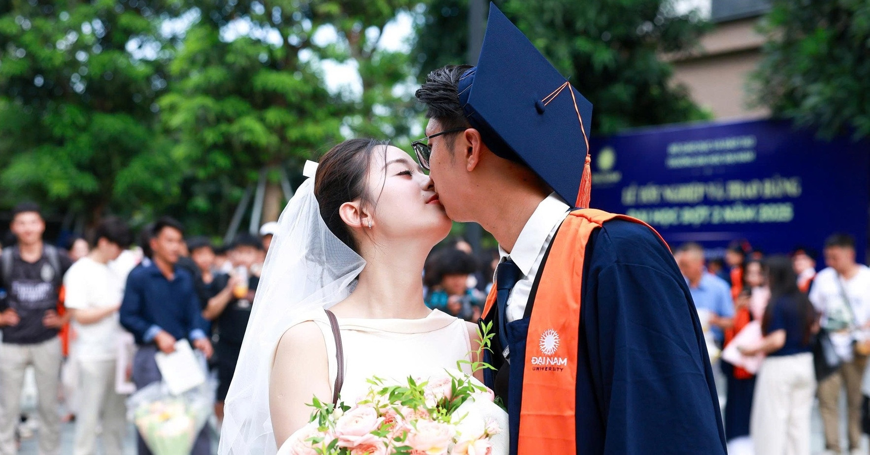 Màn cầu hôn gây sốt của nam sinh ngay trong ngày tốt nghiệp đại học