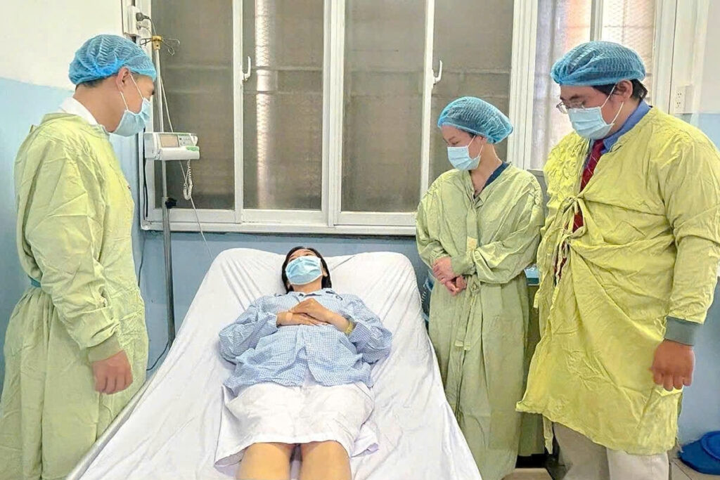 Người phụ nữ trẻ nghẹn ngào trước cuộc gọi ‘đặc biệt’ từ bệnh viện