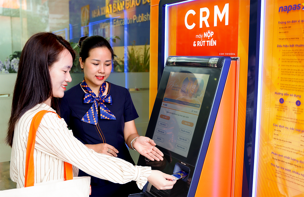 Nhân viên SHB hướng dẫn khách hàng sử dụng máy CRM.png
