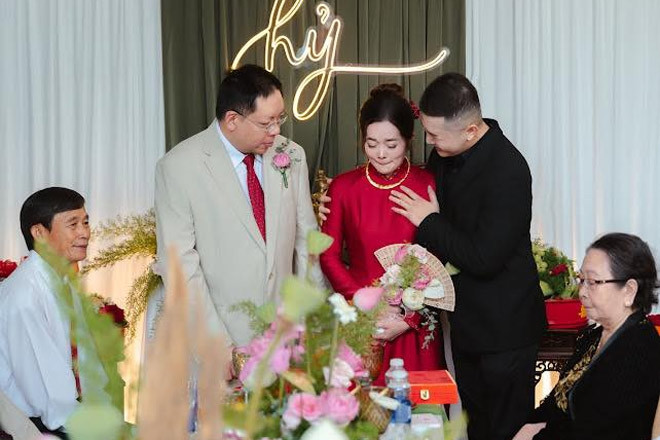 Ở vậy suốt 25 năm, mẹ được con trai ‘gả đi’ ở tuổi 53 làm nhiều người xúc động