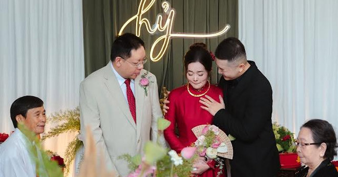Ở vậy suốt 25 năm, mẹ được con trai ‘gả đi’ ở tuổi 53 làm nhiều người xúc động