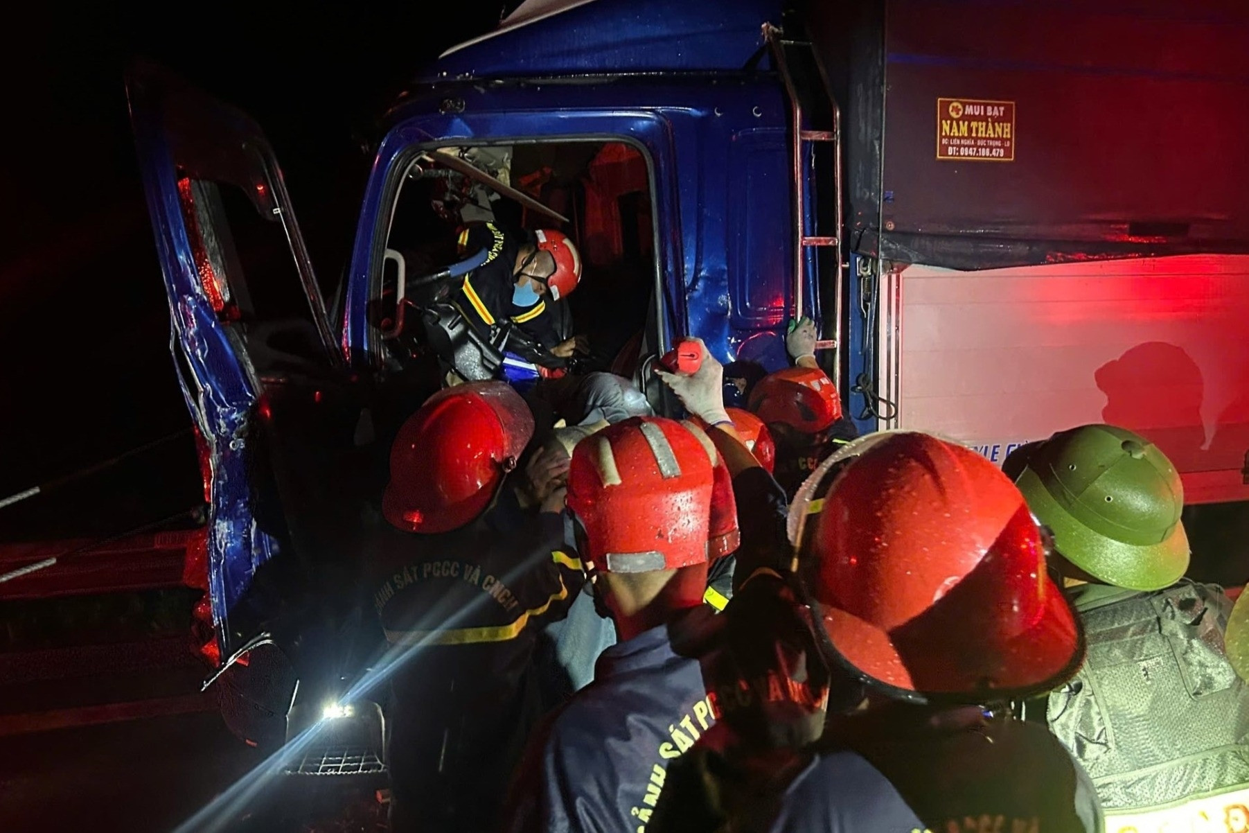 Tai nạn trên cao tốc qua Thanh Hóa, tài xế bị mắc kẹt trong cabin