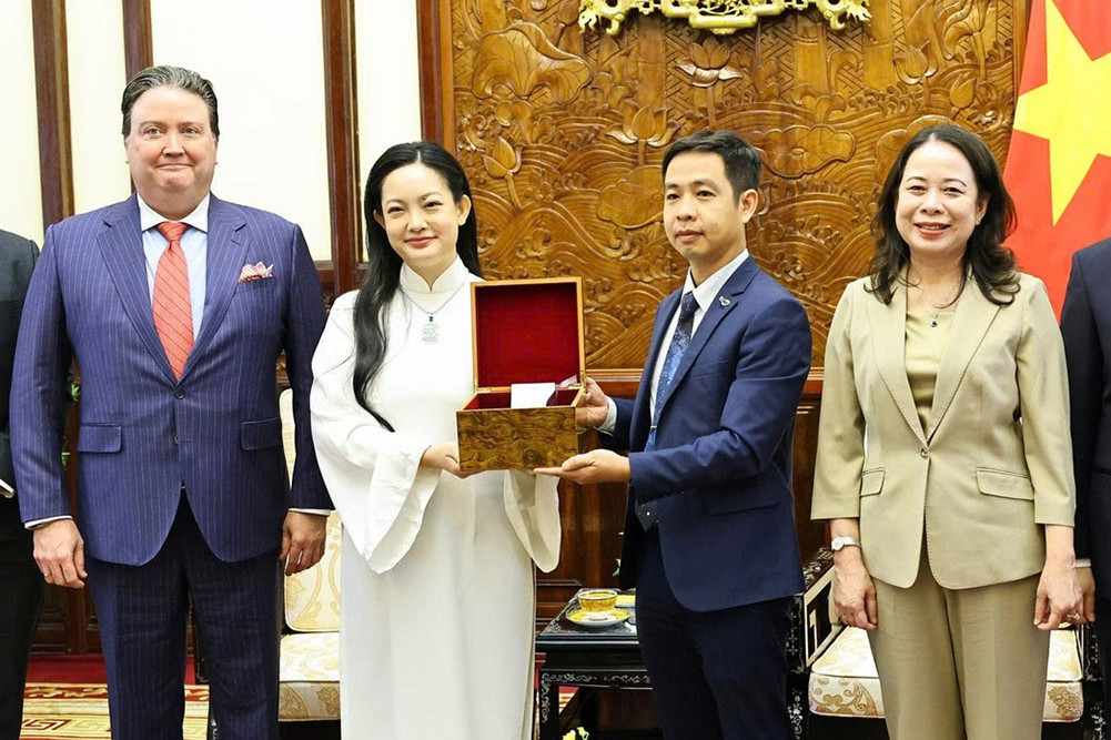 Tại Phủ Chủ tịch, nữ phi hành gia gốc Việt bàn giao lại các hạt sen giống