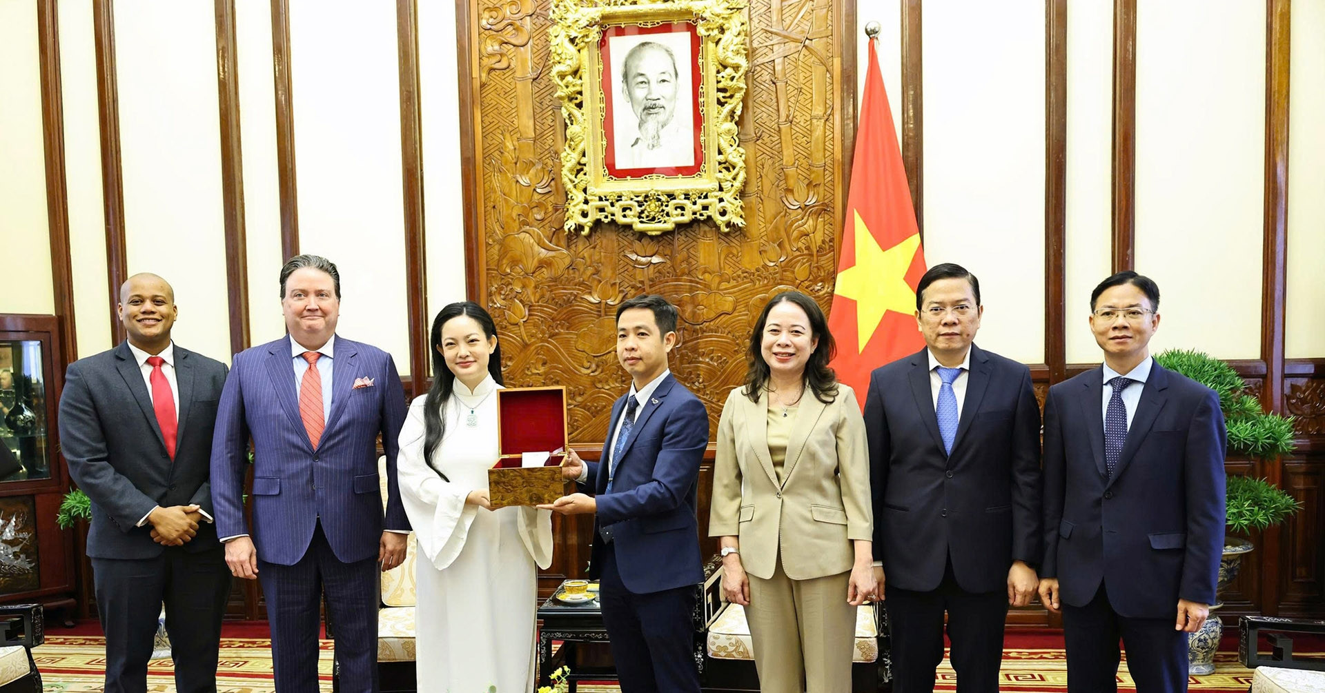 Tại Phủ Chủ tịch, nữ phi hành gia gốc Việt bàn giao lại các hạt sen giống