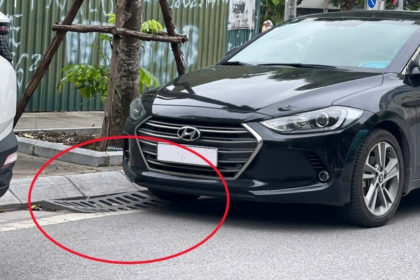 Tranh cãi việc đỗ xe chưa đè lên miệng cống thoát nước vẫn bị CSGT xử phạt