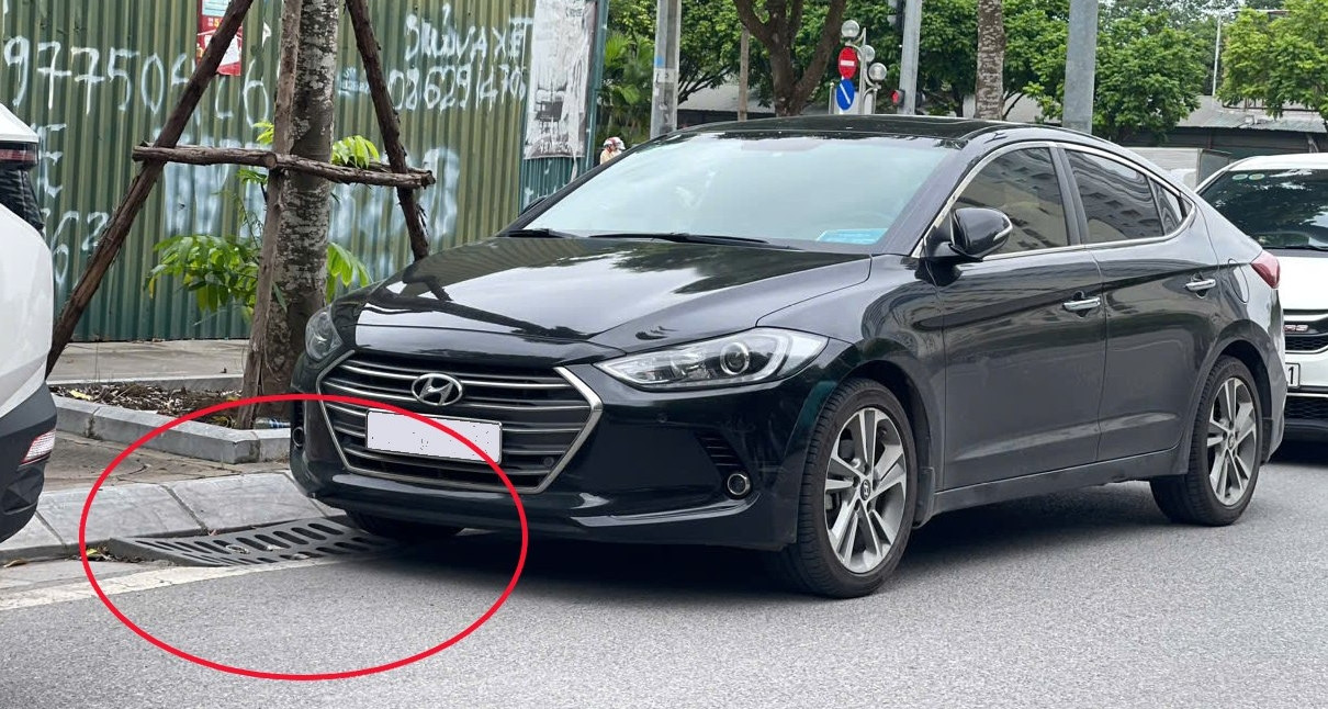 Tranh cãi việc đỗ xe chưa đè lên miệng cống tho...