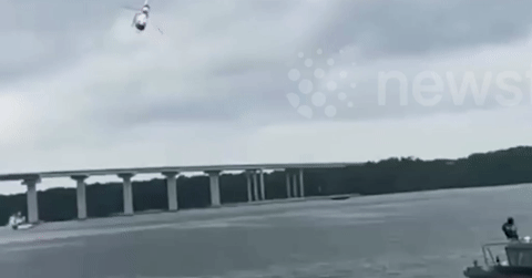 Trực thăng lao xuống sông trong buổi diễn tập, 5 người thoát chết ngoạn mục