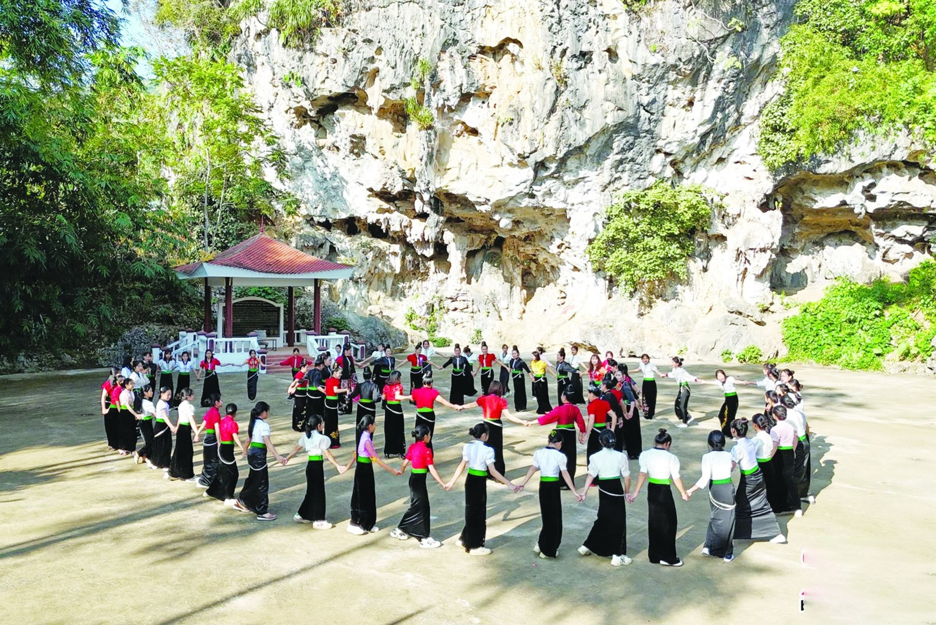 Vòng xòe đoàn kết của nhân dân xã Thôm Mòn, huyện Thuận Châu, tại di tích khảo cổ Mái đá bản Mòn.jpg