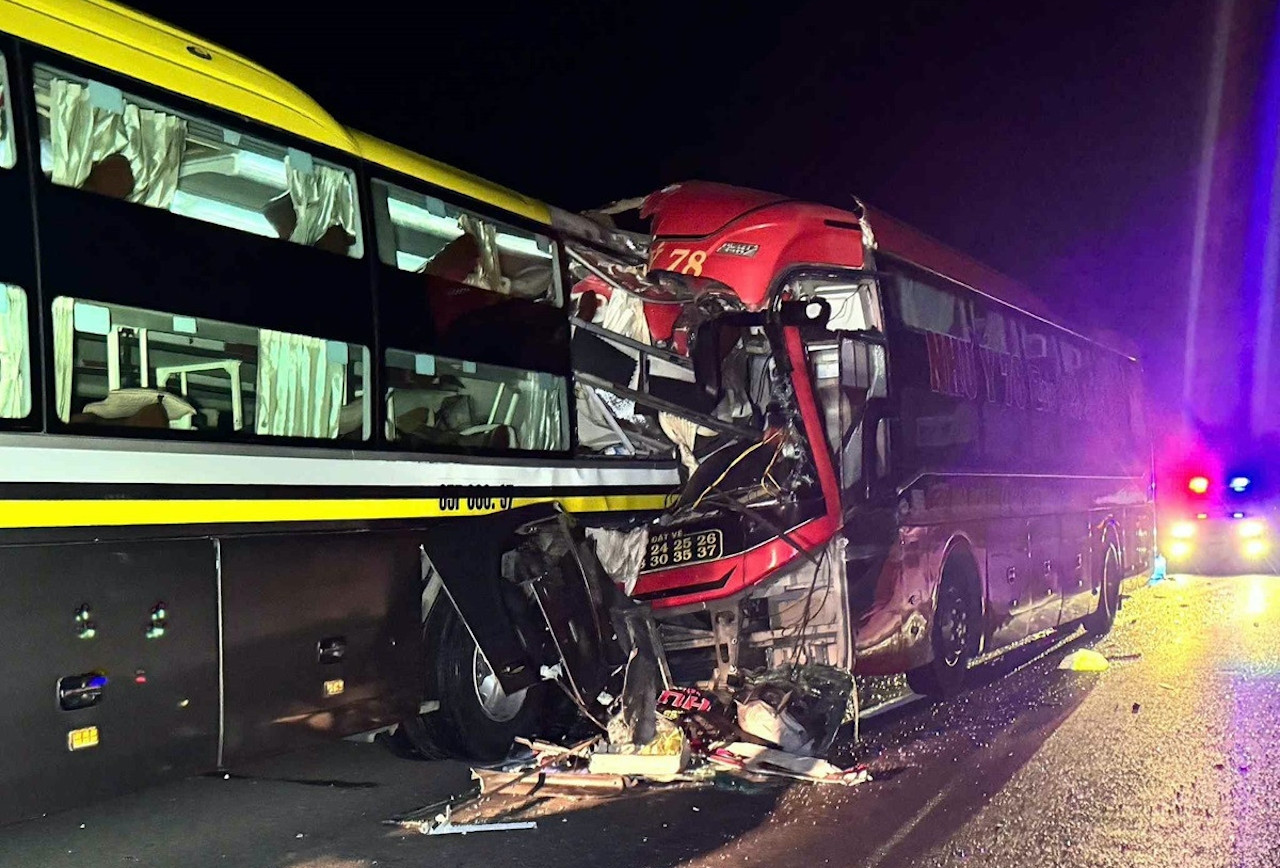 Bộ Xây dựng chỉ đạo ‘khẩn’ sau vụ 2 xe giường nằm đâm nhau, 3 người chết