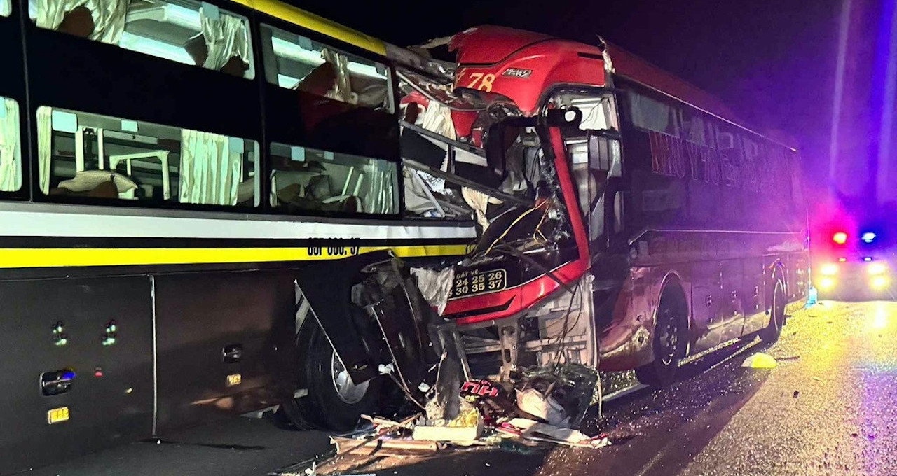 Bộ Xây dựng chỉ đạo ‘khẩn’ sau vụ 2 xe giường nằm đâm nhau, 3 người chết