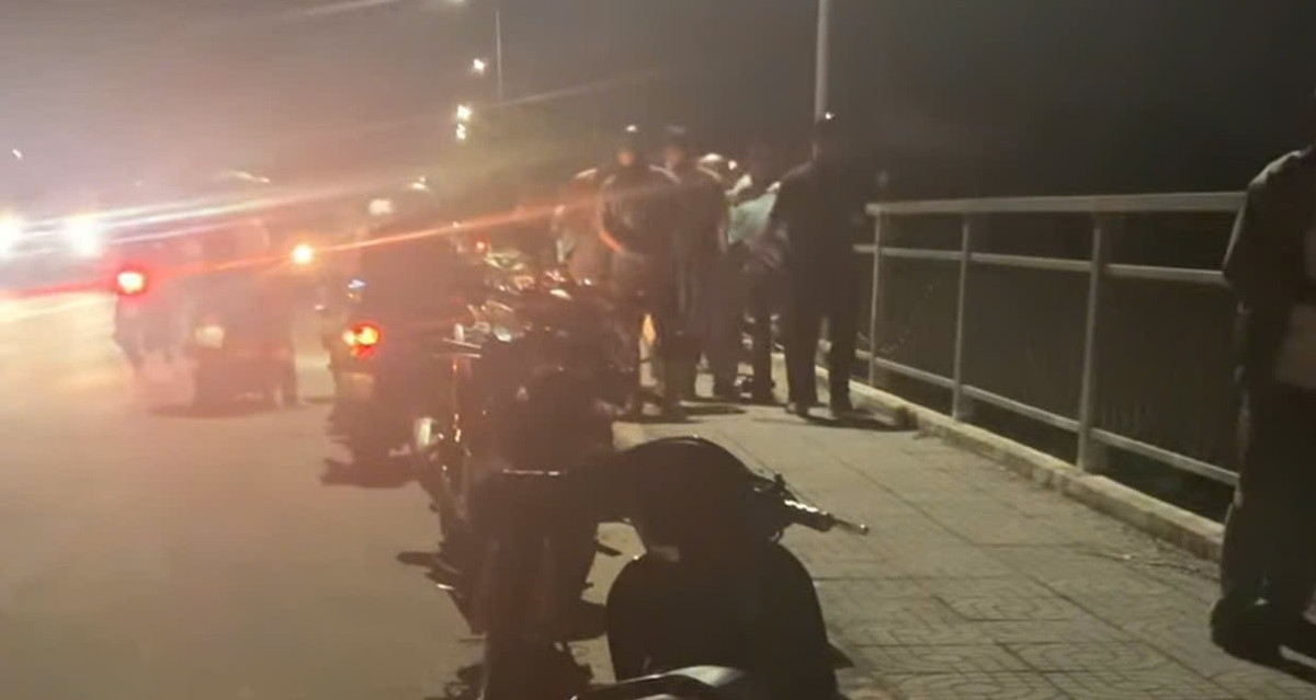 Đang tìm kiếm thanh niên nhảy cầu, công an phát hiện cảnh bất ngờ bên bờ sông