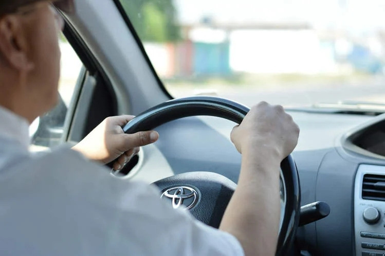 Đi hơn 300km, chồng mới phát hiện quên vợ ở trạm xăng