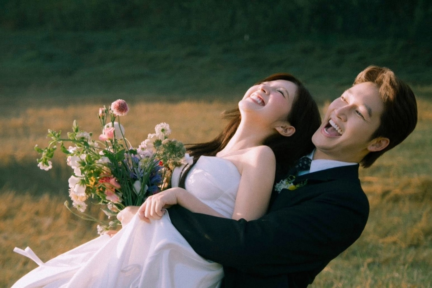 Đình Tú - Ngọc Huyền tung loạt ảnh cưới đẹp như mơ, tiết lộ ngày kết hôn