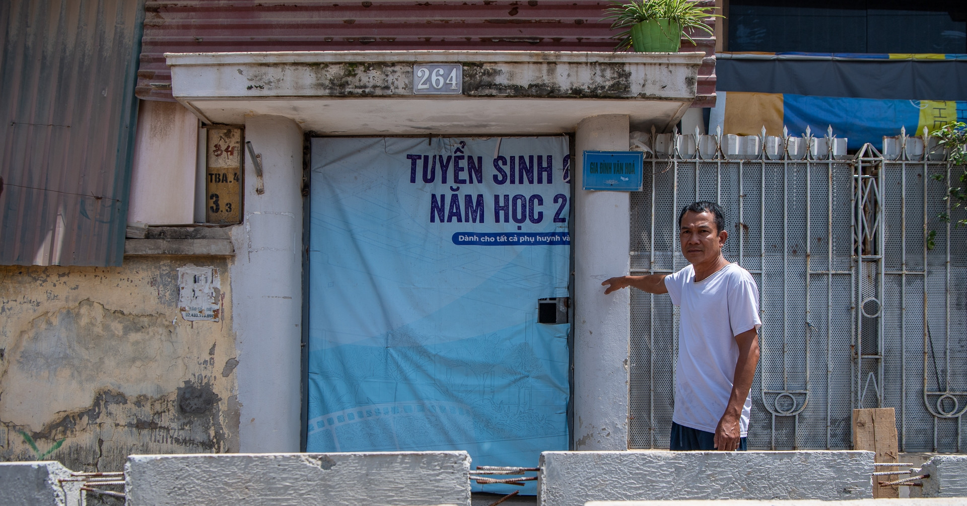 Hà Nội: Đường cải tạo cao hơn nền nhà cả mét, người dân phải bắc ván để đi lại