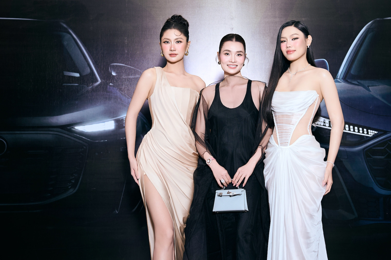 Hoa hậu Phương Linh, á hậu Cẩm Ly sexy bên xe sang