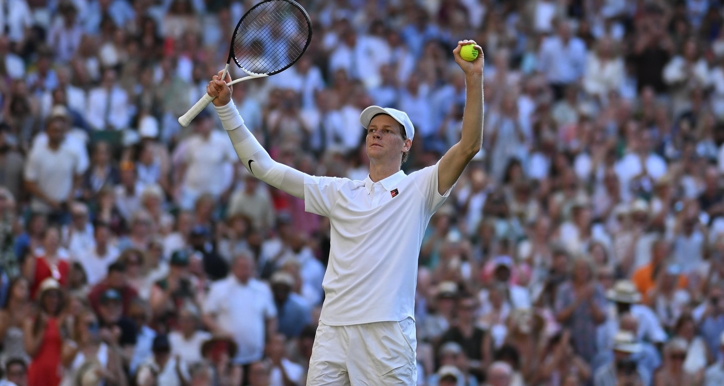 Jannik Sinner &amp;apos;tiễn&amp;apos; Djokovic về nước, lần đầu vào chung kết Wimbledon