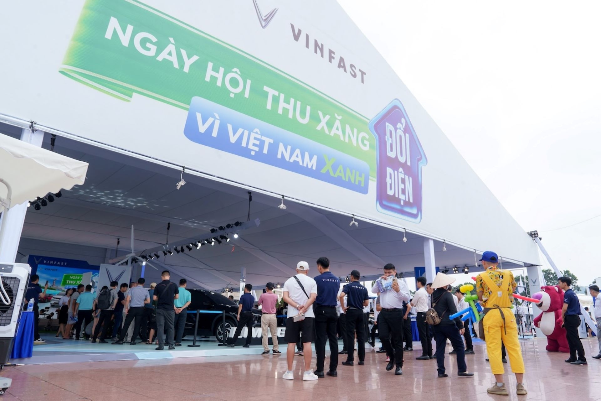 Khách nô nức lái thử, định giá, lên đời xe tại sự kiện ‘Thu xăng - Đổi điện’