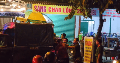 Khống chế nhóm người chống đối CSGT đo nồng độ cồn ở TPHCM