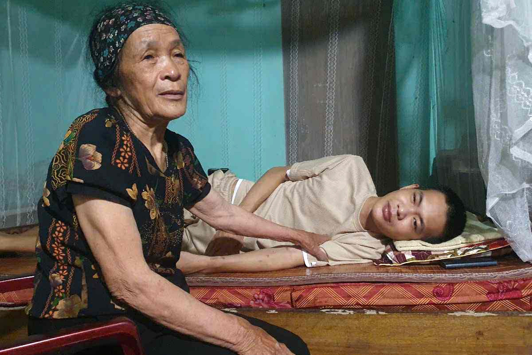 Mẹ già hơn 70 tuổi bán cả gia tài không đủ tiền cứu con trai suy thận