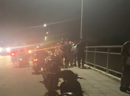 nam thanh niên ở lâm đồng nhảy cầu rồi tự bơi vào bờ..jpg