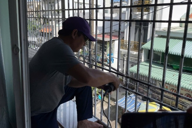 Dân chung cư đồng loạt dỡ, mở cửa ‘chuồng cọp’