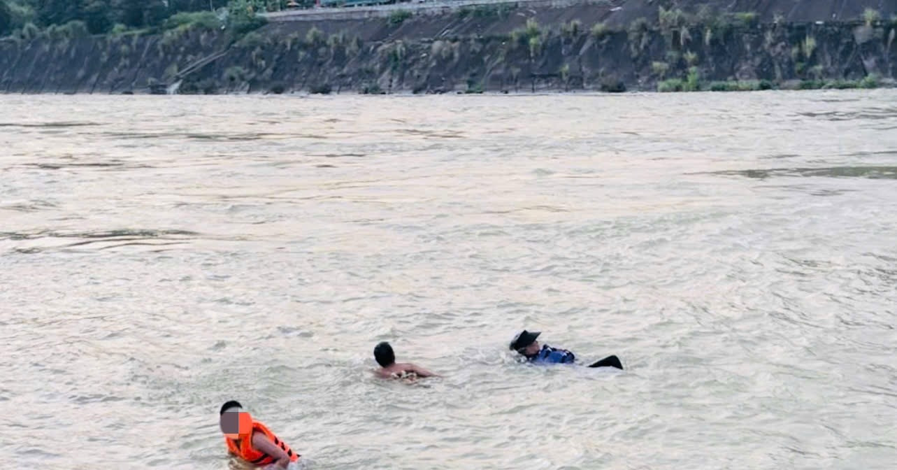 Hành vi khó tin của nhóm người khi thủy điện xả...