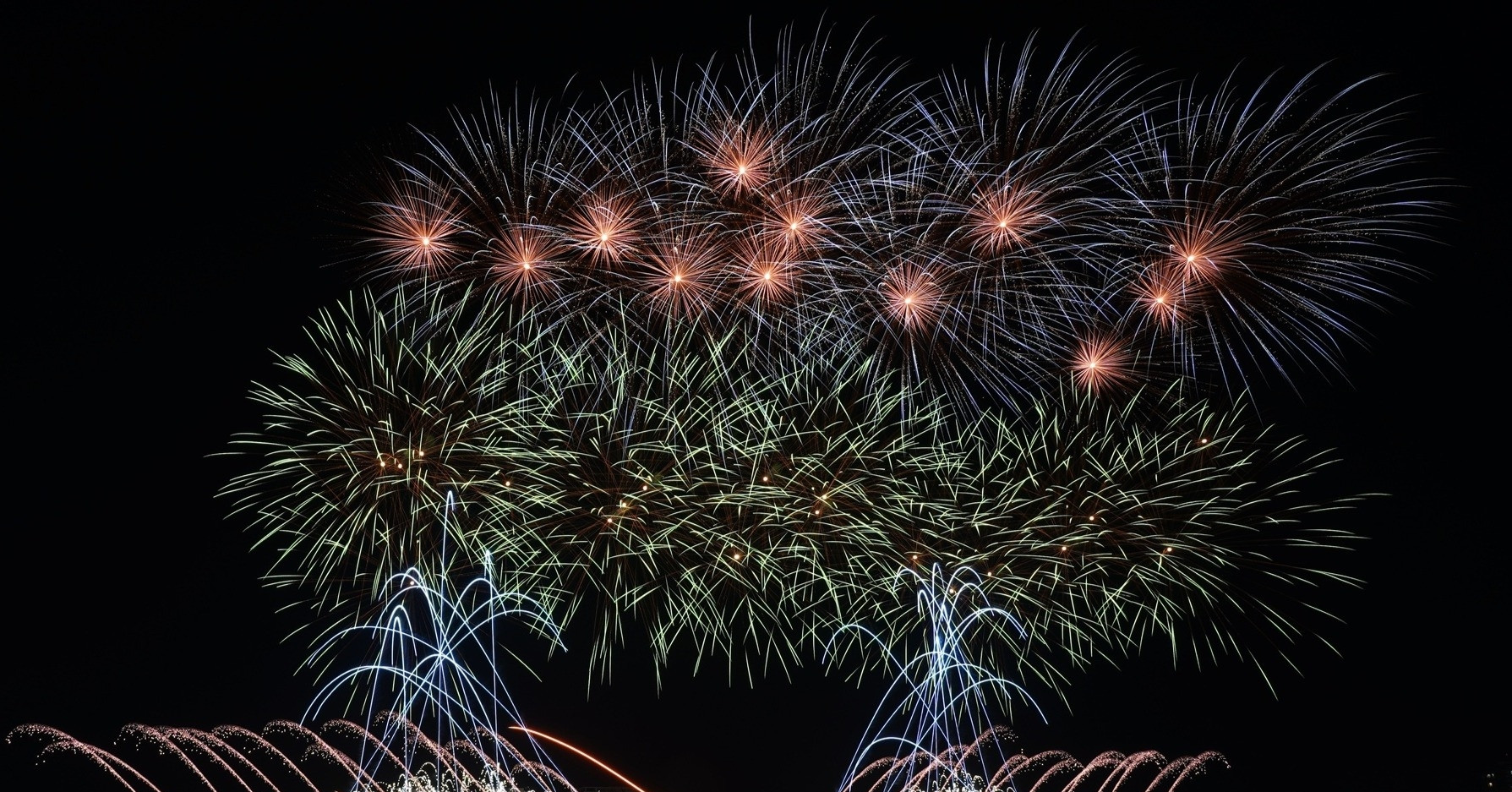 Pháo hoa Việt Nam - Trung Quốc rực sáng sông Hàn, thu hút du khách đêm ...