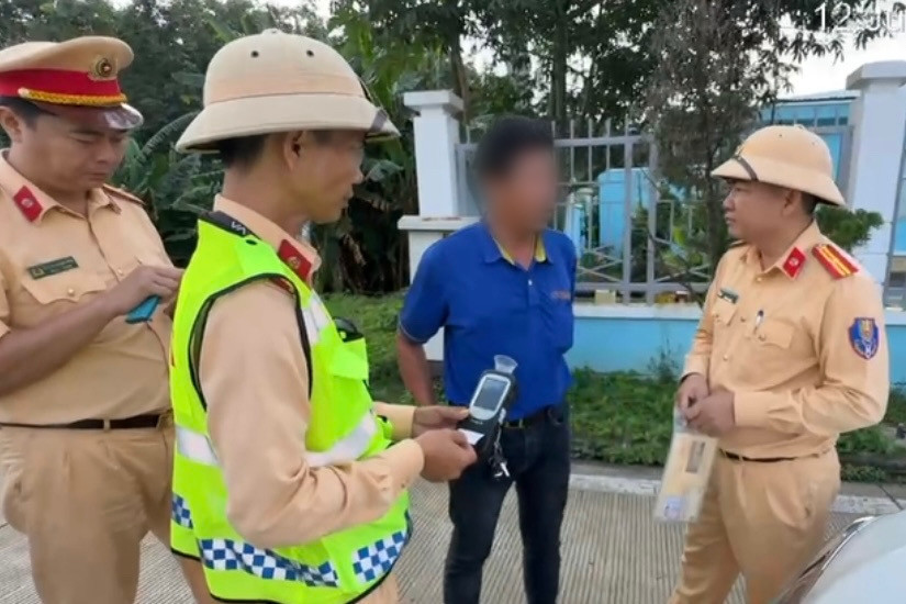 Tài xế uống rượu từ tối, sáng hôm sau vẫn chở 45 khách đi du lịch