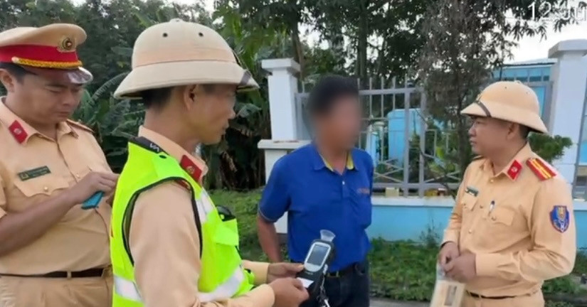 Tài xế uống rượu từ tối, sáng hôm sau vẫn chở 4...