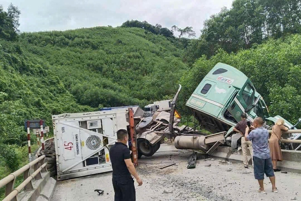 Xe container lơ lửng trên lan can cầu, Quốc lộ 12A tê liệt nhiều giờ