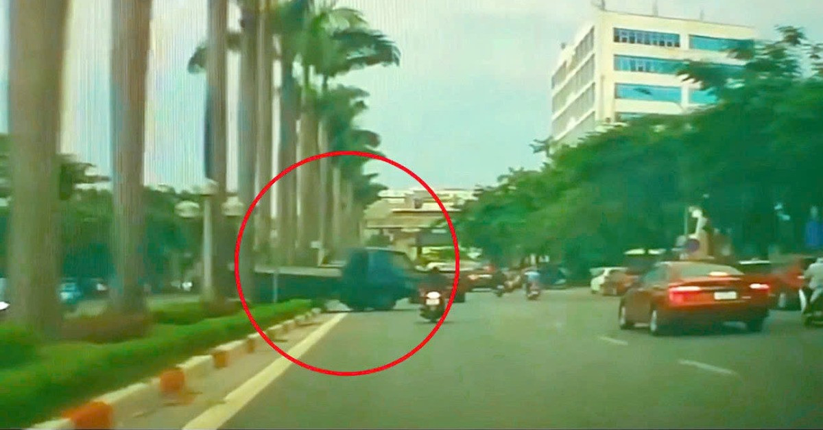 Tài xế cho xe tải &amp;apos;leo&amp;apos; qua dải phân cách vì lý do bất ngờ