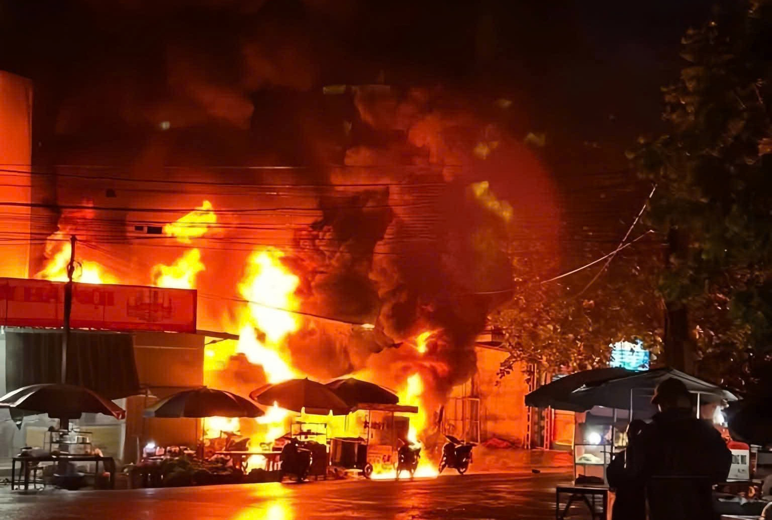 Bản tin trưa 13/7: Cây xăng ở Bắc Ninh bốc cháy dữ dội khi xe bồn xả xăng cặn