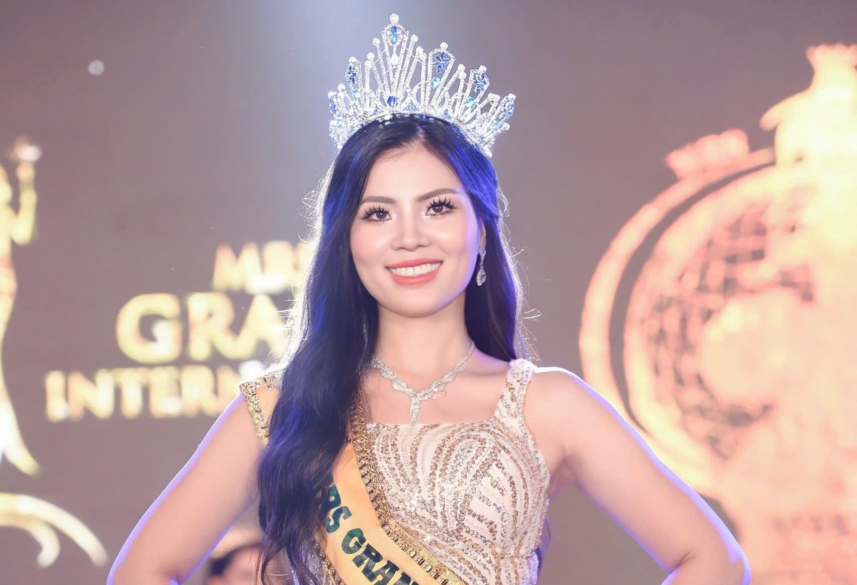 Bà xã của 1 trong 3 giáo sư trẻ nhất Việt Nam năm 2022 lại đăng quang hoa hậu