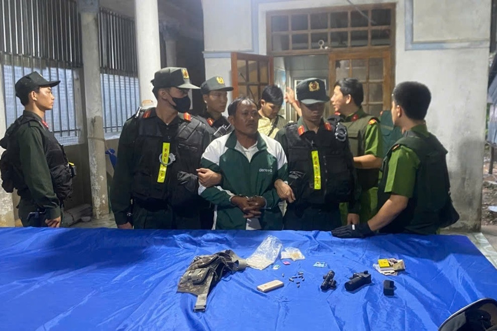 Bắt đối tượng hành hung vợ con, bắn trọng thương trung tá công an