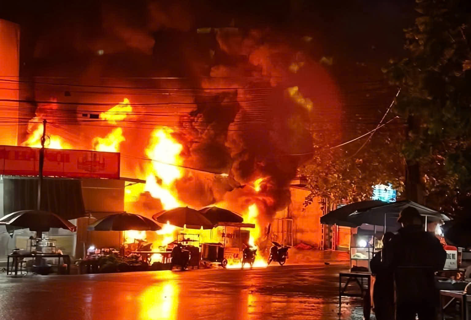 Cây xăng ở Bắc Ninh bốc cháy dữ dội sau khi xe bồn xả xăng cặn