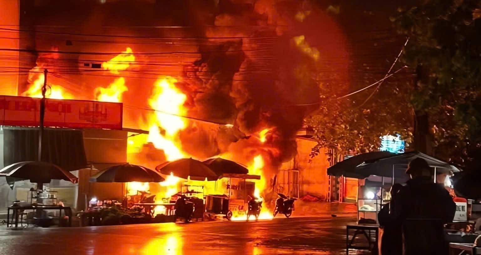 Cây xăng ở Bắc Ninh bốc cháy dữ dội sau khi xe bồn xả xăng cặn