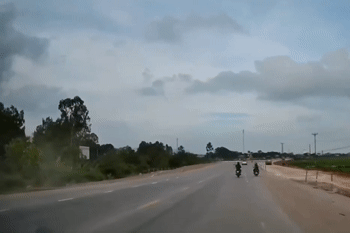 Clip ô tô lao xuống sông sau khi tông xe máy, 2 người tử vong
