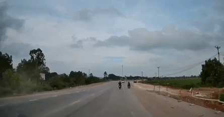 Clip ô tô lao xuống sông sau khi tông xe máy, 2 người tử vong