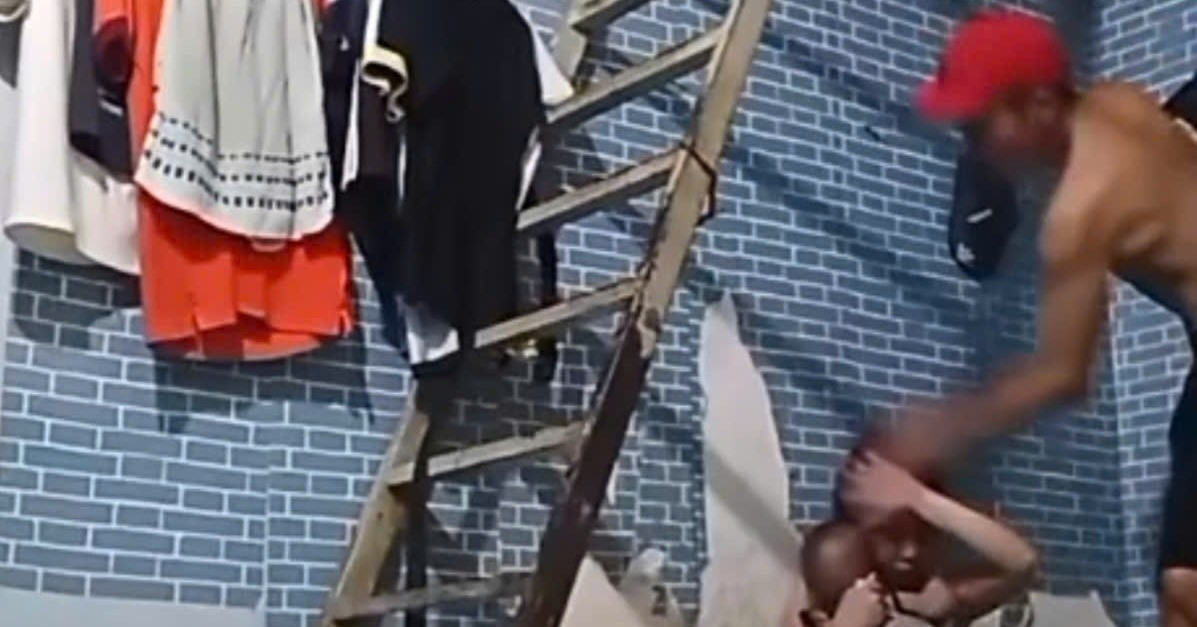 Cô gái ôm con nhỏ bị tát tới tấp trên livestream